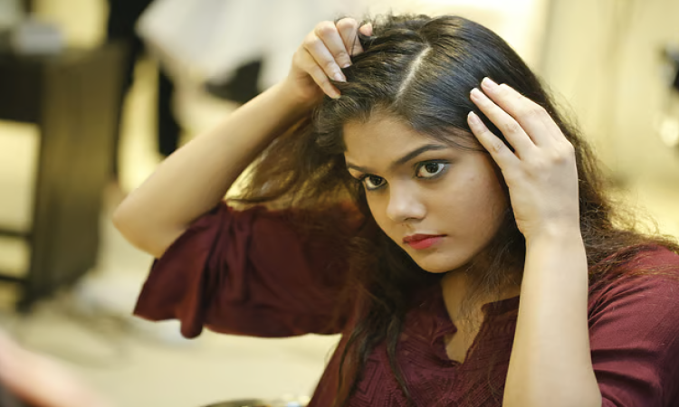হঠাৎ চুল পড়ে যাচ্ছে কোন ভিটামিনের অভাবে