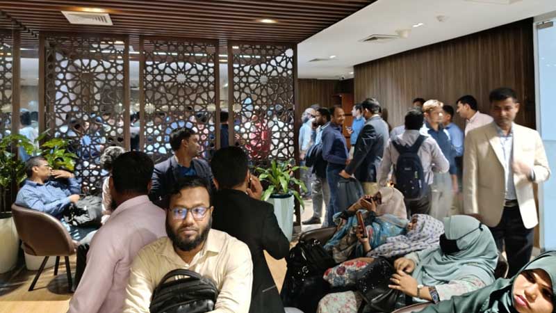সচিবালয়ে অবরুদ্ধ অর্থ উপদেষ্টা