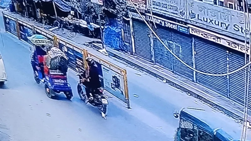 মোটরসাইকেলে এসে হাদিকে গুলি করে ২ যুবক
