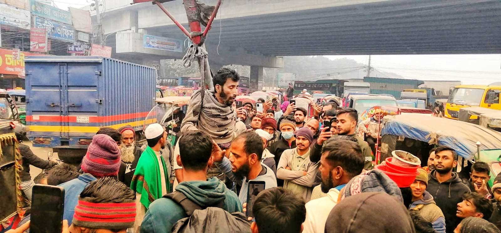 টঙ্গী ফ্লাইওভারের নিচে ছিনতাইকারী সন্দেহে যুবককে গণপিটুনি