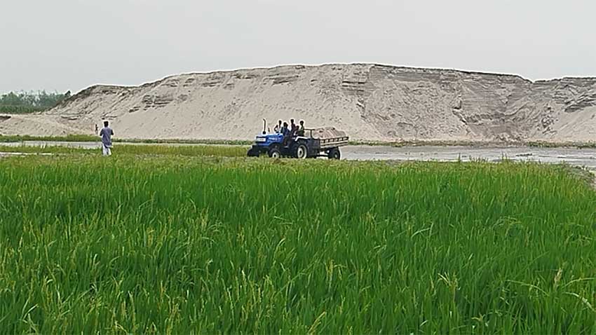 অবৈধভাবে বালু পরিবহনের দায়ে জরিমানা