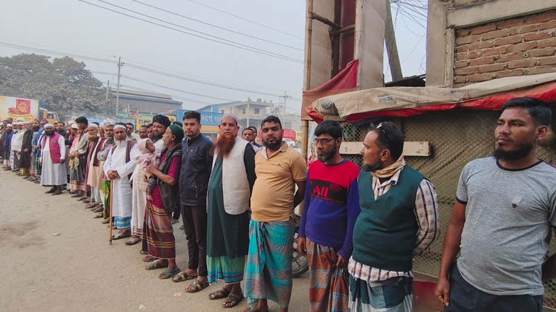 রূপগঞ্জে অতিরিক্ত দামে গ্যাস সিলিন্ডার বিক্রি, প্রতিবাদে বিক্ষোভ