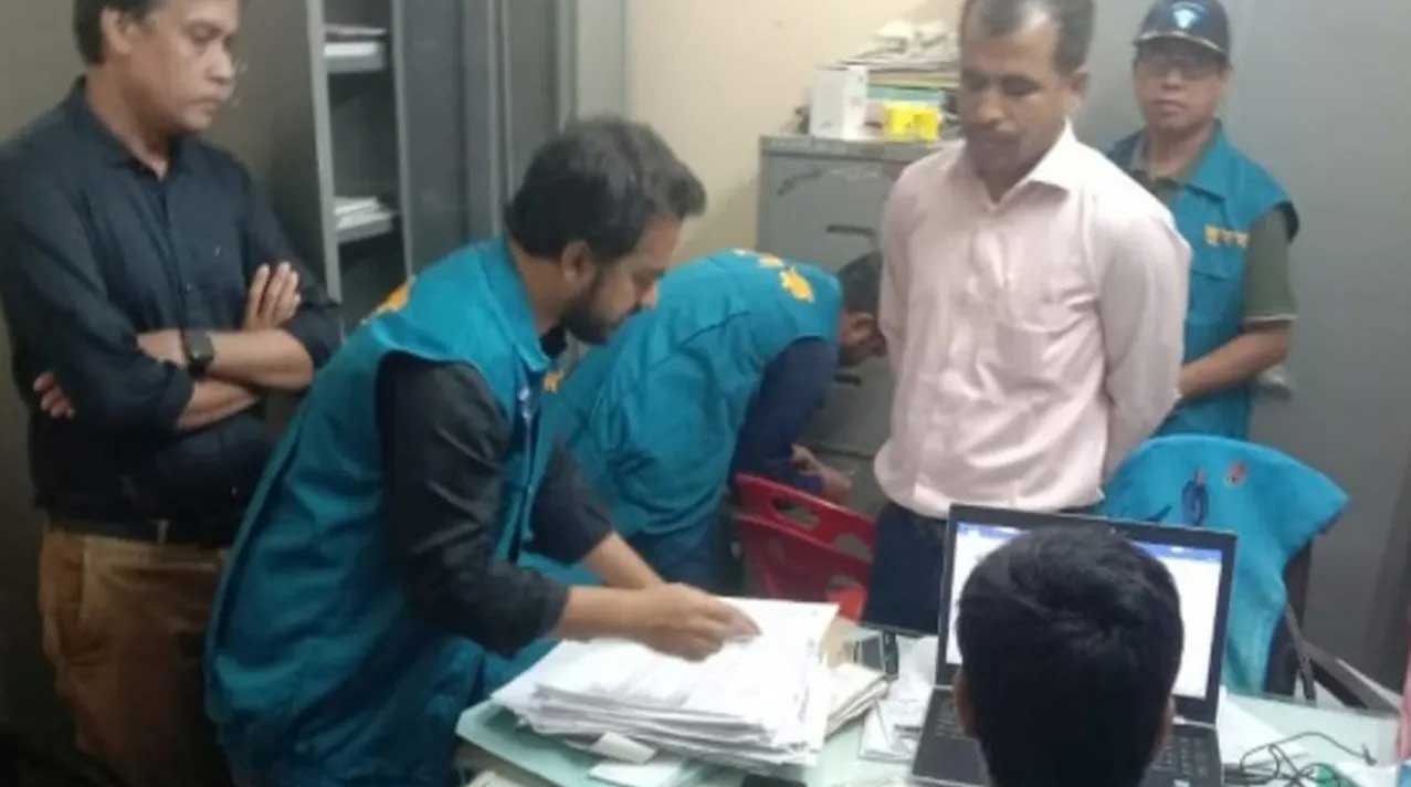 ঘুষের টাকাসহ হাতেনাতে গ্রেপ্তার পরিবার পরিকল্পনার অফিস সহকারী