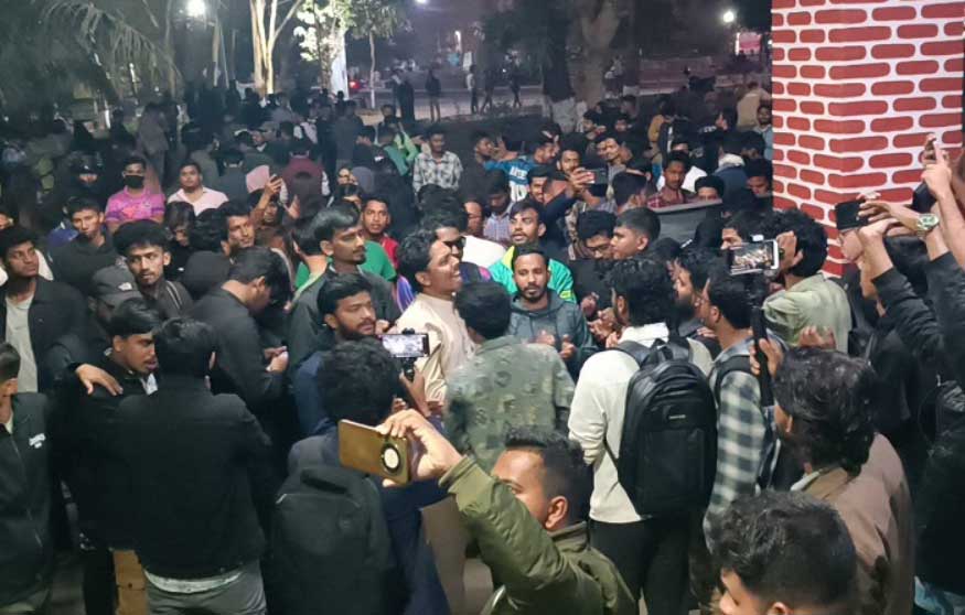 শাবিতে উপাচার্যকে অবরুদ্ধ করে বিক্ষোভ, বিএনপি পন্থি শিক্ষককে ঘিরে ‘দালাল-দালাল’ স্লোগান
