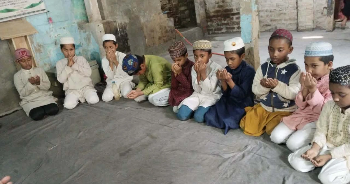প্রতিষ্ঠাবার্ষিকী উপলক্ষে বাকৃবিতে ছাত্রশিবিরের মিষ্টি বিতরণ ও এতিমদের আপ্যায়ন