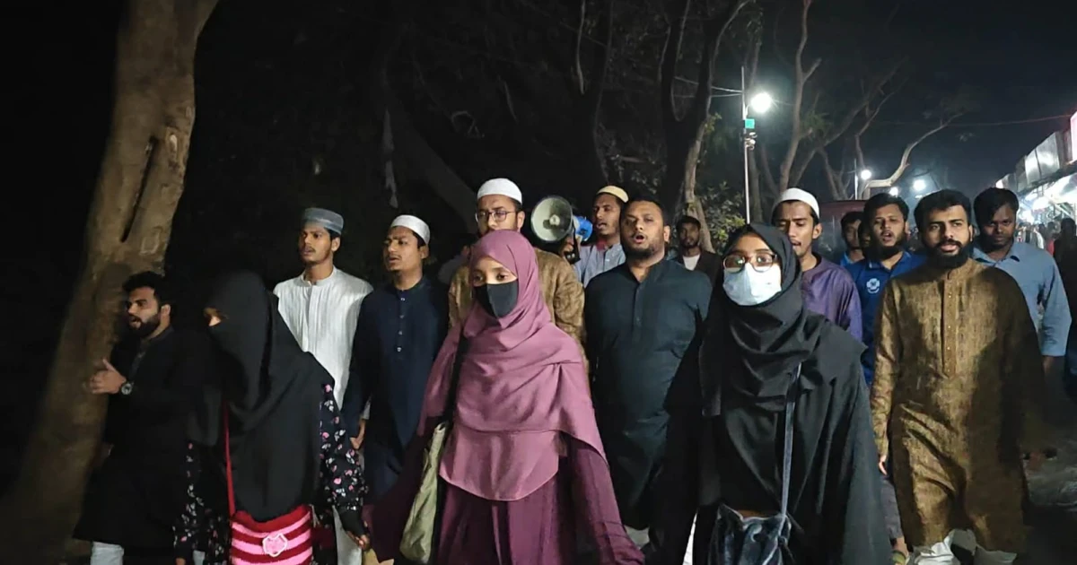 দেশজুড়ে ধর্ষণ ও সহিংসতার প্রতিবাদে জাকসুর বিক্ষোভ মিছিল