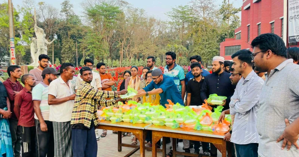 শ্রমজীবী ও দুস্থ মানুষের মাঝে বাকৃবি ছাত্রদলের ইফতার বিতরণ কর্মসূচি