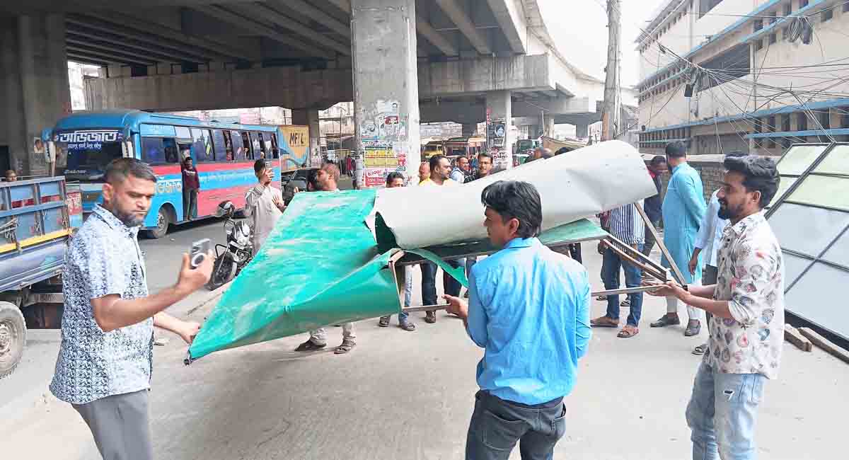 টঙ্গীতে ফুটপাত দখল করে রাখা কথিত ‘অফিস’ ভাঙচুর; যুবক আটক