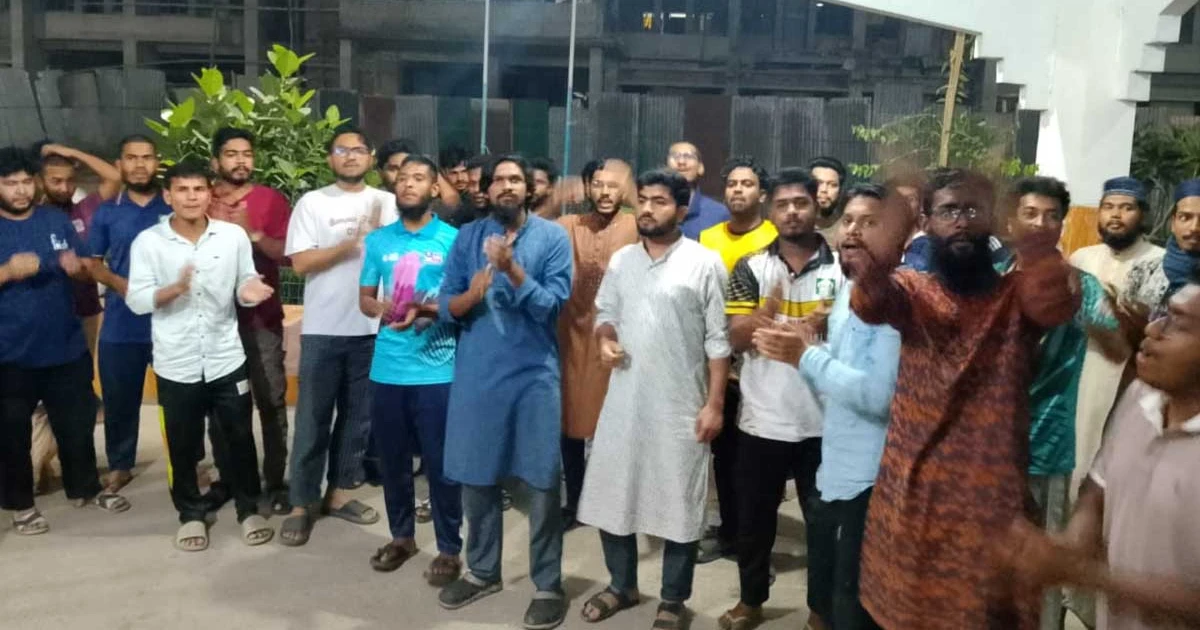 হঠাৎ হল বন্ধের সিদ্ধান্তে ইবিতে বিক্ষোভ মিছিল