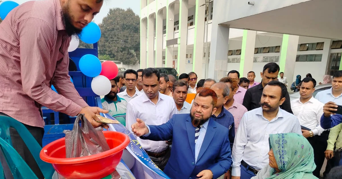 গাইবান্ধায় মাংস,দুধ ও ডিমের ভ্রাম্যমাণ বিক্রয়কেন্দ্রের উদ্বোধন করলেন ডিসি