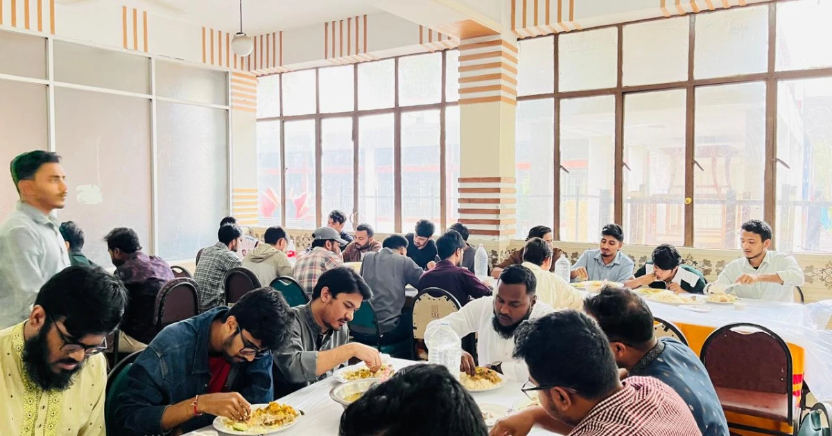 ঈদেও ক্যাম্পাস ছাড়েননি বিসিএস পরীক্ষার্থীরা, ঈদের আনন্দ ভাগাভাগি করল বাকৃবি ছাত্রদল