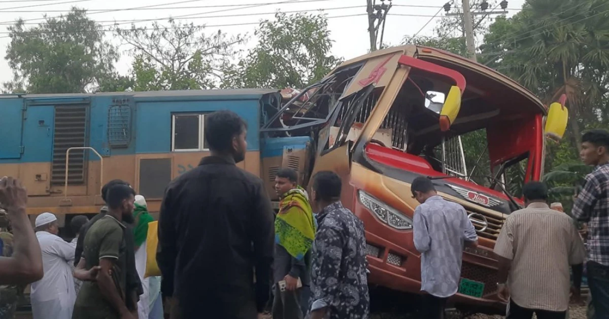 ট্রেনের ধাক্কায় বাসের ১২ যাত্রী নিহতের ঘটনায় বরখাস্ত গেটম্যান গ্রেফতার