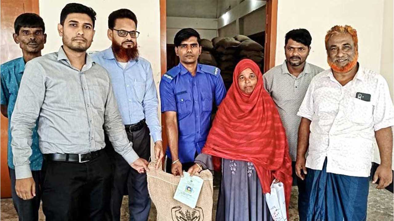 ধনবাড়ীতে বিডব্লিউবির চাল বিতরণ