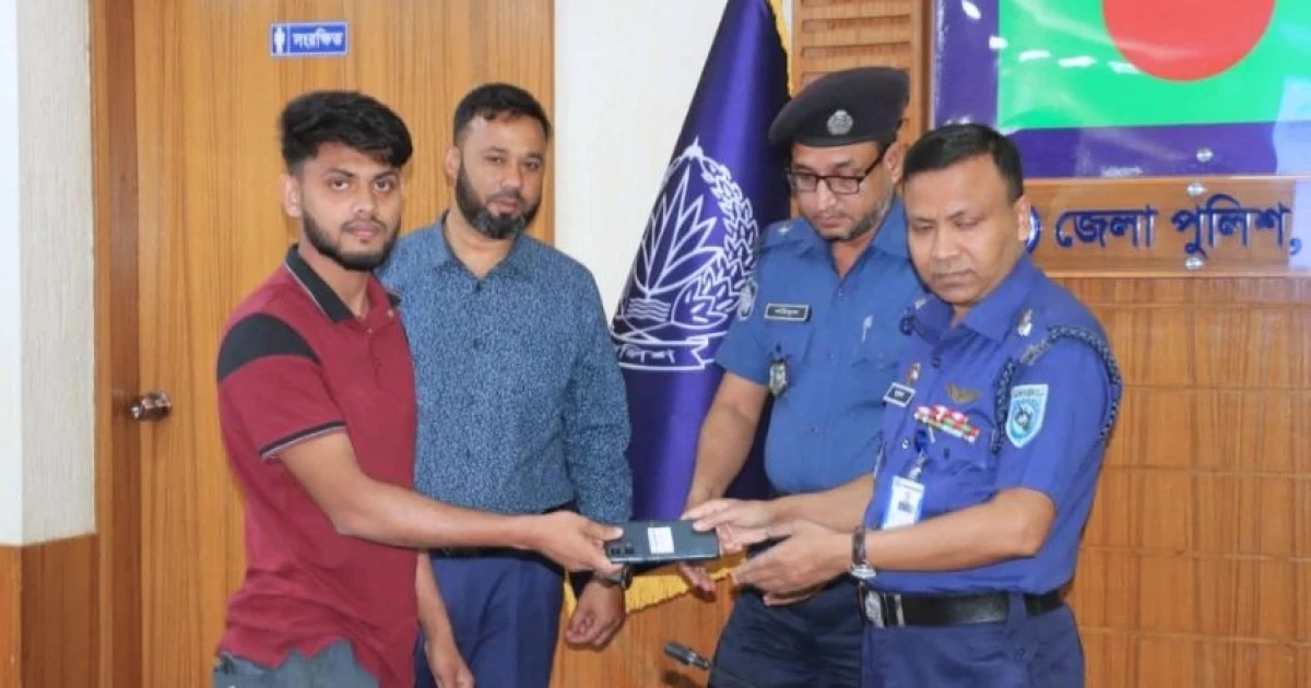 প্রযুক্তি সহায়তায় উদ্ধার ২৬ মোবাইল ফোন, মালিকদের হাতে তুলে দিল রংপুর পুলিশ