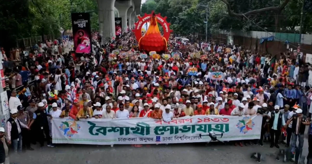লোকজ ঐতিহ্যের বৈশাখী শোভাযাত্রায় মানুষের ঢল
