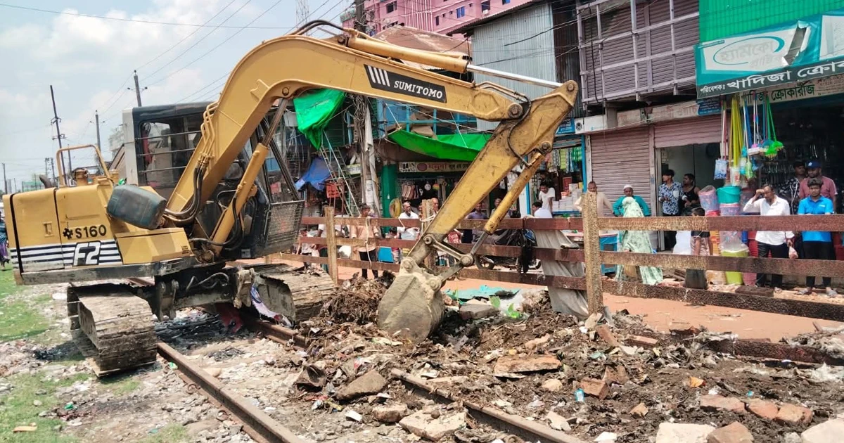 নোয়াখালীতে রেলওয়ের জায়গা থেকে উচ্ছেদ ১২০ স্থাপনা