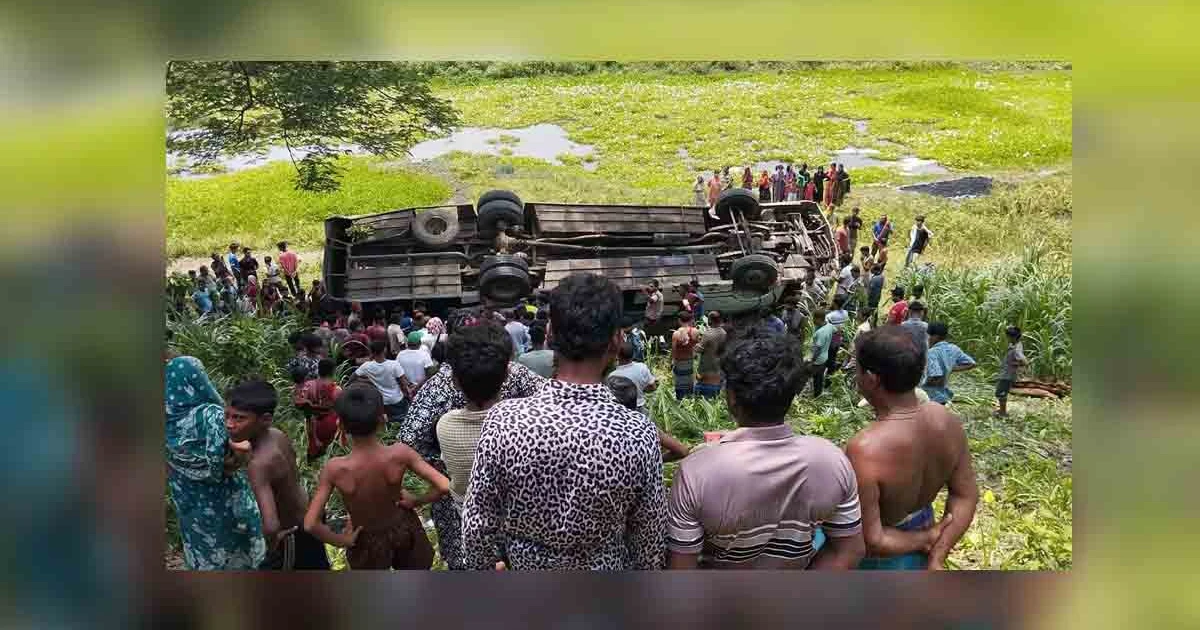 গাইবান্ধায় বাস খাদে পড়ে নিহত ১, আহত ১৫
