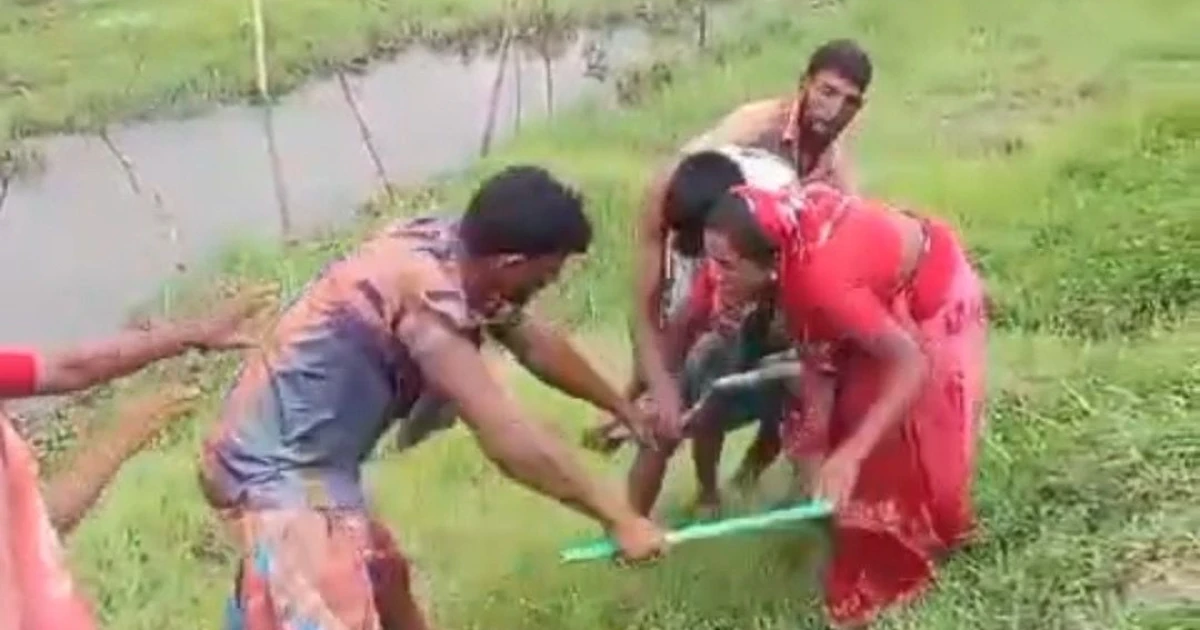 নোয়াখালীতে প্রকাশ্যে নারীকে পেটালেন যুবদল নেতা, ভিডিও ভাইরাল