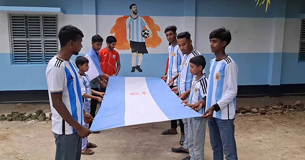 আর্জেন্টিনার পতাকার রঙে বাড়ি রাঙালেন মেসি ভক্ত মেহেদী