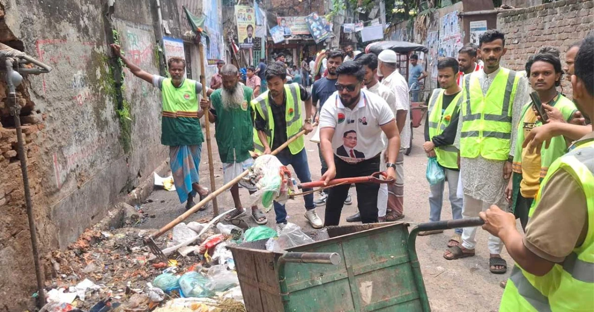 ওয়ারীতে ছাত্রদল নেতার উদ্যোগে পরিচ্ছন্নতা অভিযান