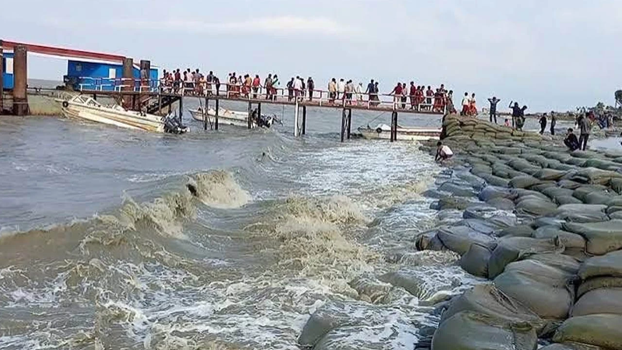 হাতিয়ার সঙ্গে সারা দেশের নৌ চলাচল বন্ধ, ভোগান্তিতে যাত্রীরা