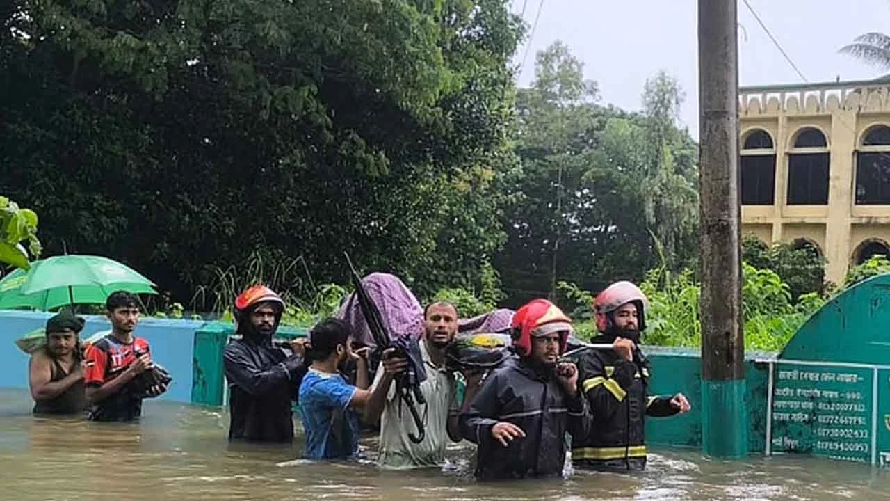 প্রসববেদনায় ছটফট করা পানিবন্দী নারীকে উদ্ধার করে হাসপাতালে নিলেন ফায়ার সার্ভিস কর্মীরা