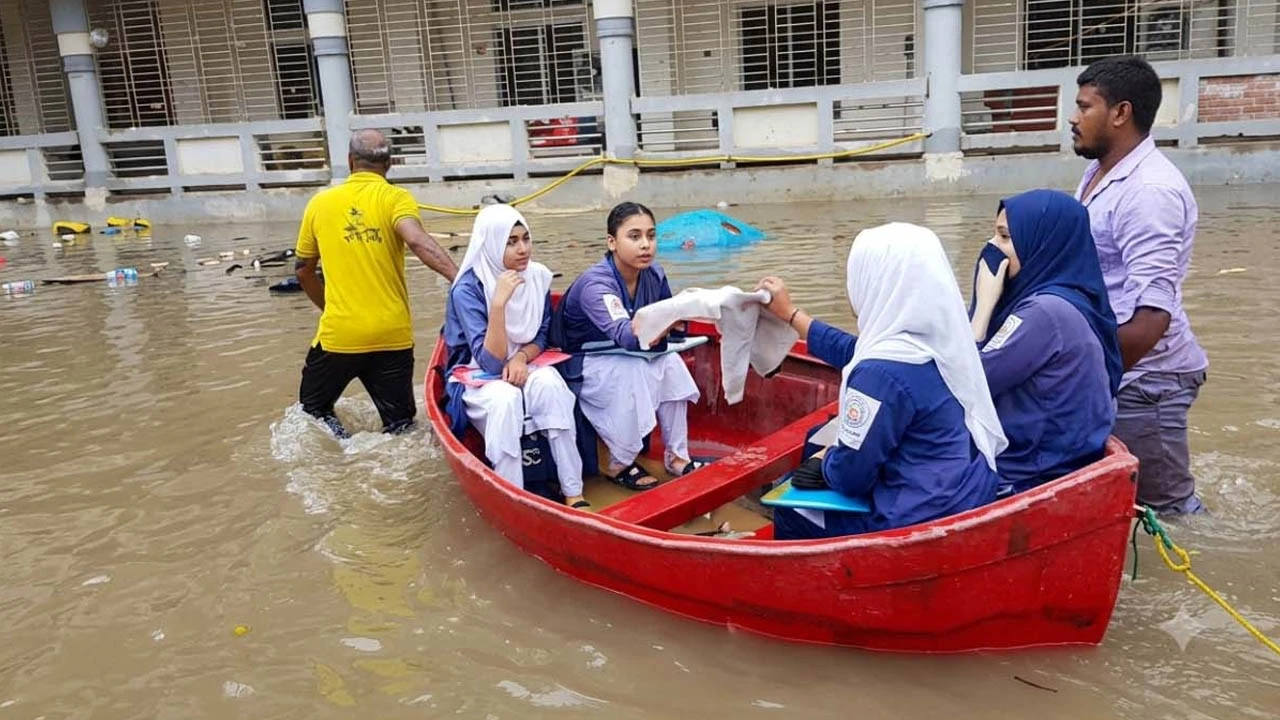 নৌকায় চড়ে কেন্দ্রে এইচএসসি পরীক্ষার্থীরা