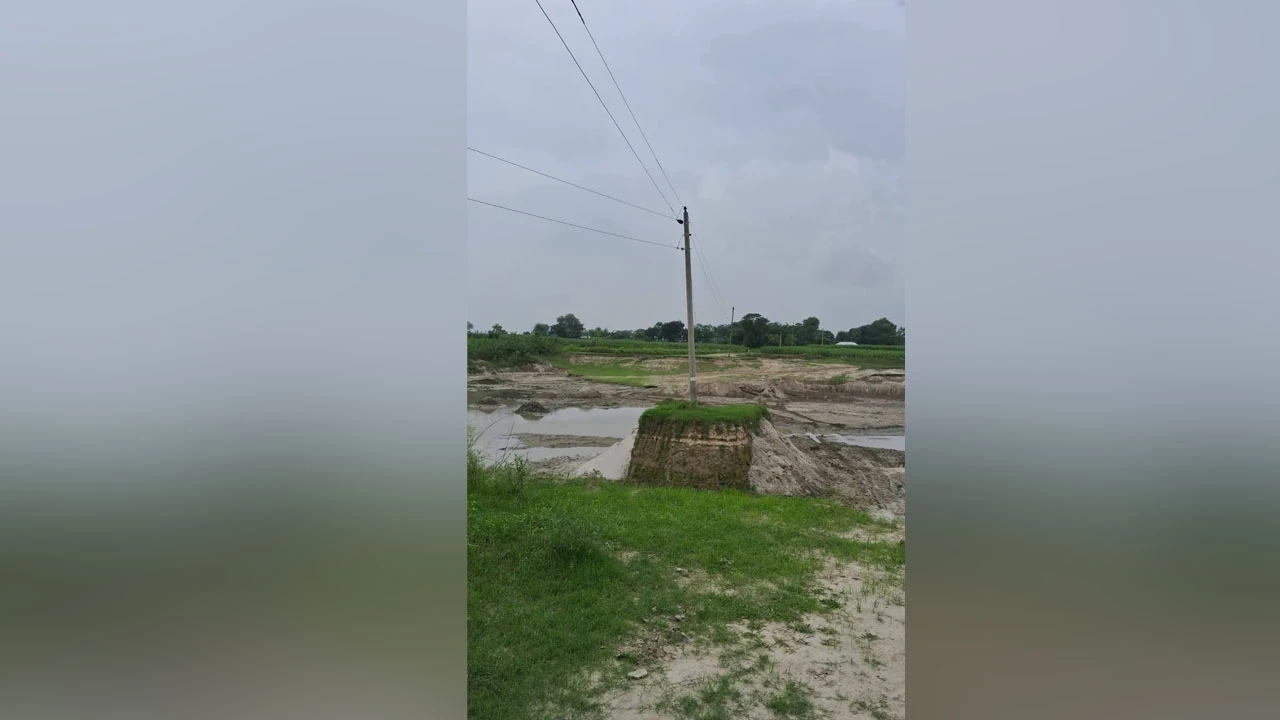 ইটভাটার মাটি কাটায় ঝুঁকিতে বৈদ্যুতিক খুঁটি, বিপদে ২ হাজার গ্রাহক