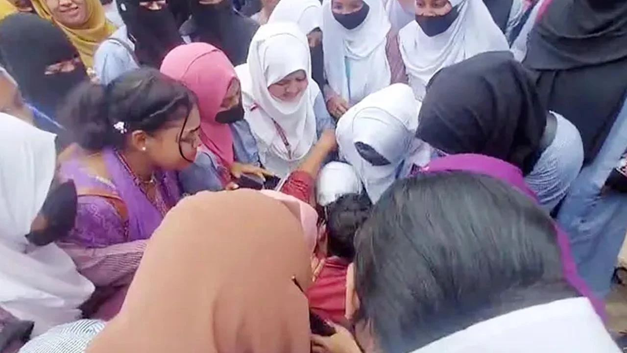 আন্দোলন করে আমার চাকরিটা খাইও না
