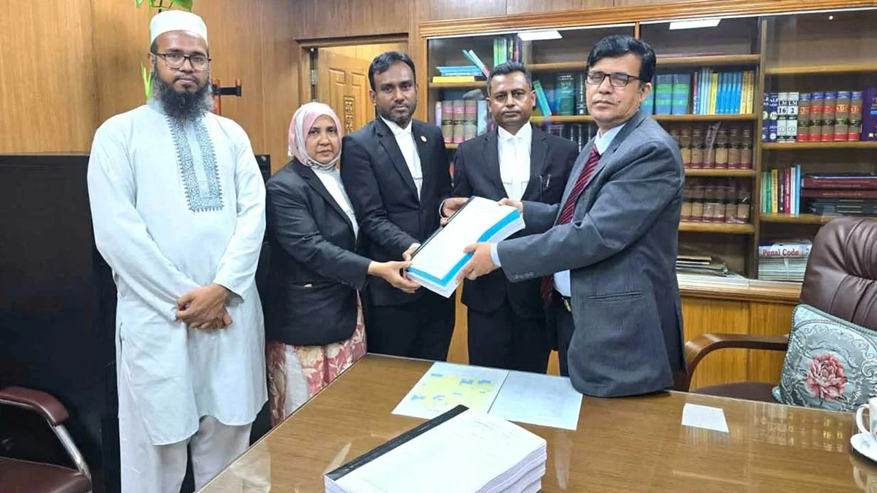 শেখ হাসিনাসহ ৪১ জনের বিরুদ্ধে আনুষ্ঠানিক অভিযোগ দাখিল