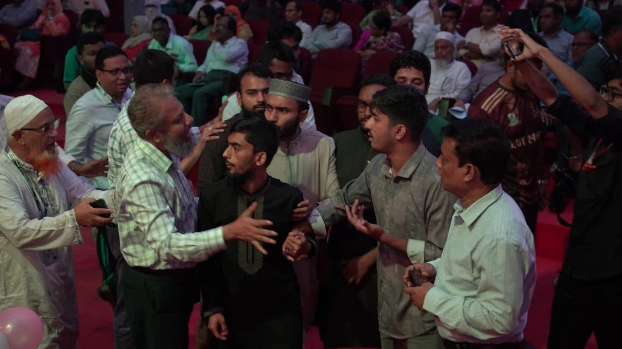 শেকৃবিতে নবীনবরণ অনুষ্ঠানে ছাত্রশিবির, বৈষম্যবিরোধী নেতৃবৃন্দের হট্টগোল