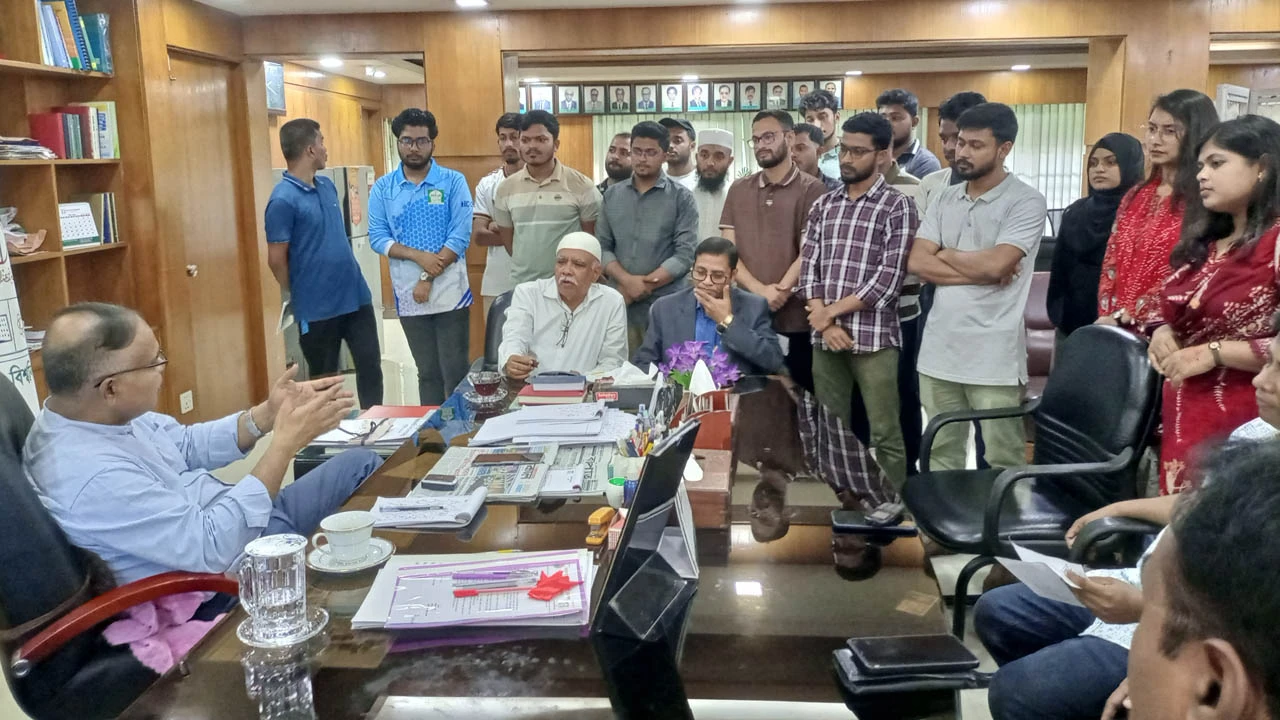 ৭ দফা দাবিতে ভিসি বরাবর স্মারকলিপি দিয়েছে ইবি শিক্ষার্থীরা