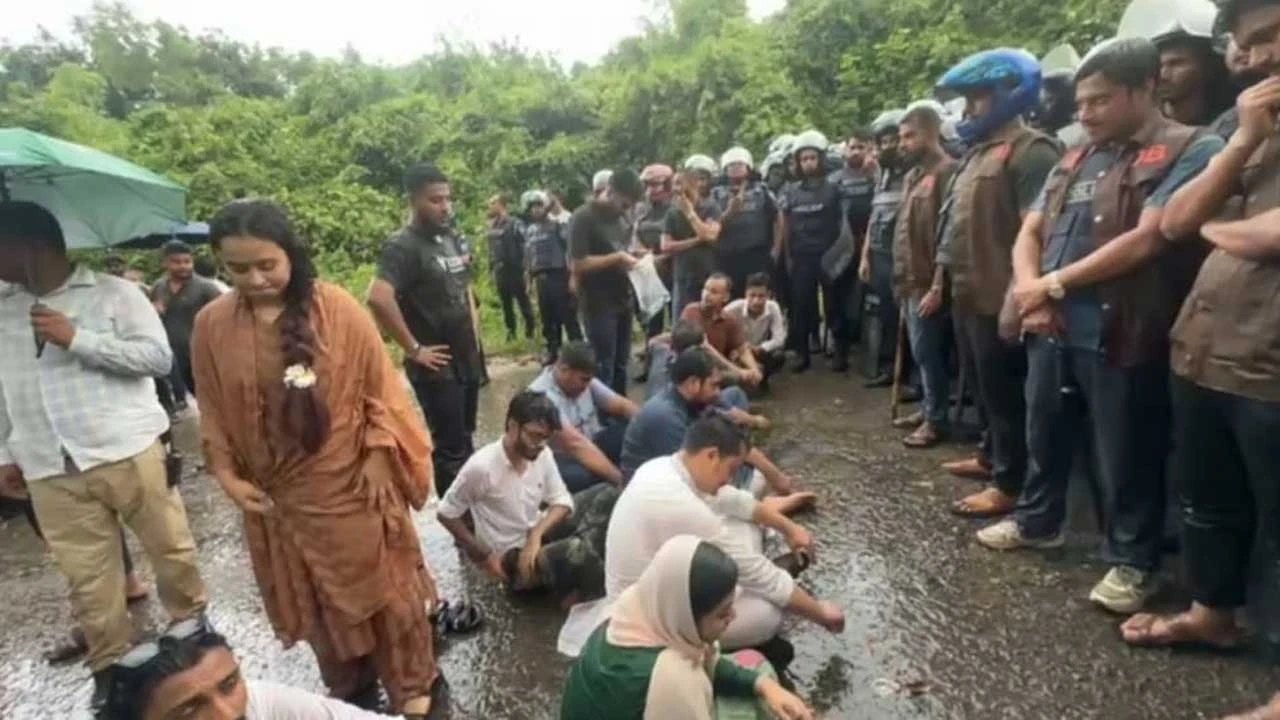 এনসিপির গাড়িবহর আটকে দিল পুলিশ, রাস্তায় বসে পড়লেন নেতারা