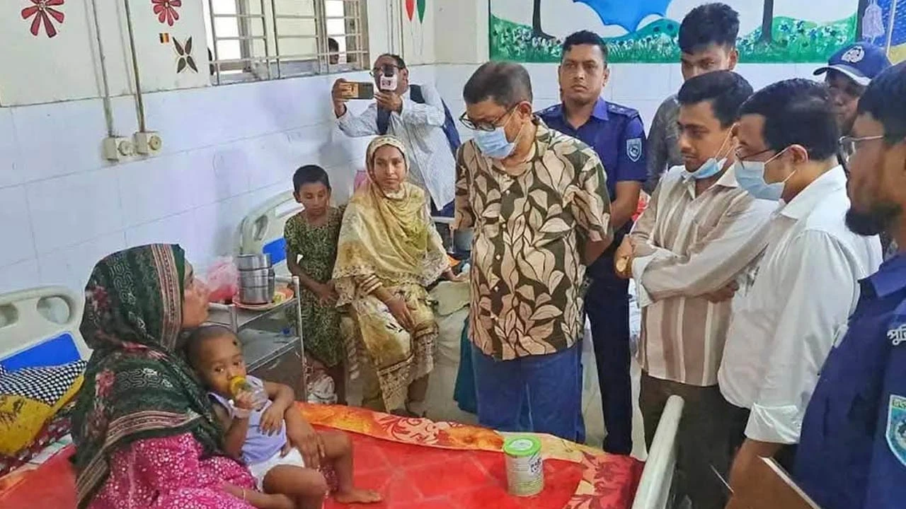 হঠাৎ হাসপাতাল পরিদর্শনে স্বাস্থ্যমন্ত্রী; চিকিৎসকসহ দুজন বরখাস্ত