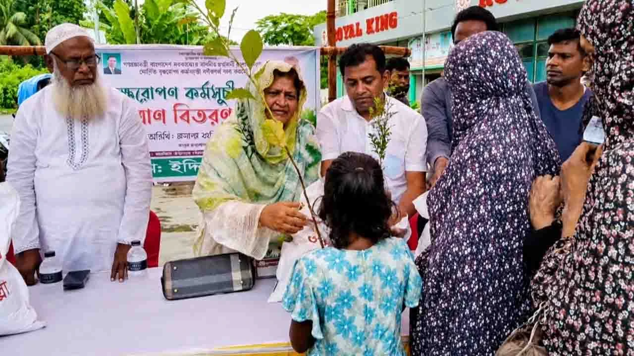 শরীয়তপুরে যুবদল নেতা ইদ্রিস মোল্লার উদ্যোগে ত্রাণ ও বৃক্ষের চারা বিতরণ