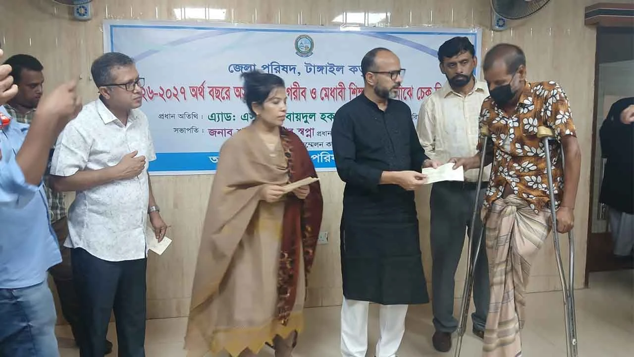 টাঙ্গাইলে দুস্থ পরিবার, রোগী ও শিক্ষার্থীদের মাঝে ২৩ লাখ টাকার চেক বিতরণ