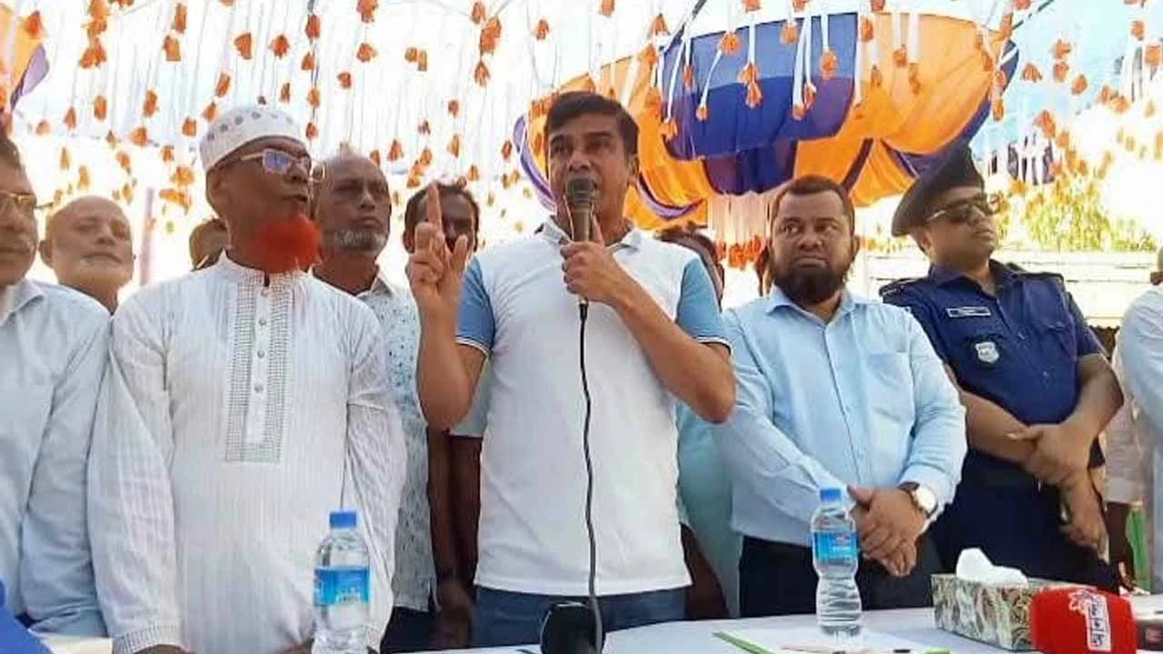 গাইবান্ধায় বন্যাকবলিত এলাকা পরিদর্শন করলেন প্রতিমন্ত্রী ফরহাদ হোসেন আজাদ