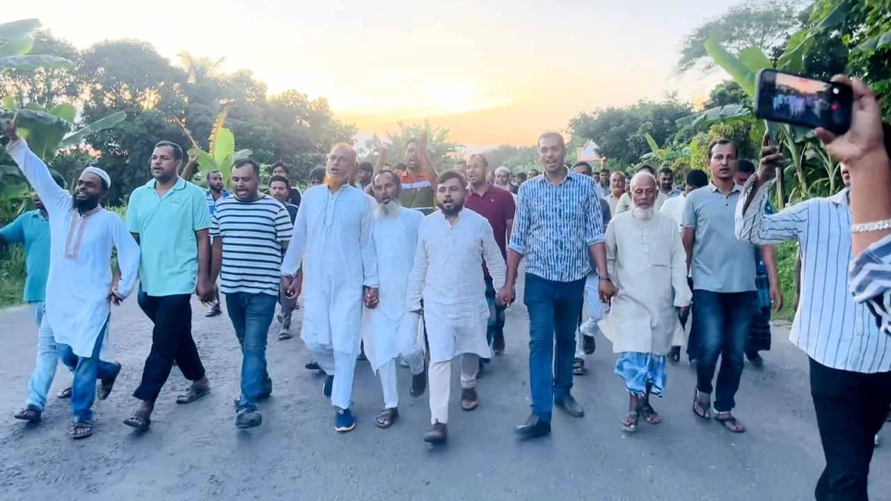 কার্যক্রম নিষিদ্ধ আ.লীগের বিরুদ্ধে নড়িয়ার রাজনগরে বিএনপি নেতা সুজন বেপারীর নেতৃত্বে বিক্ষোভ মিছিল
