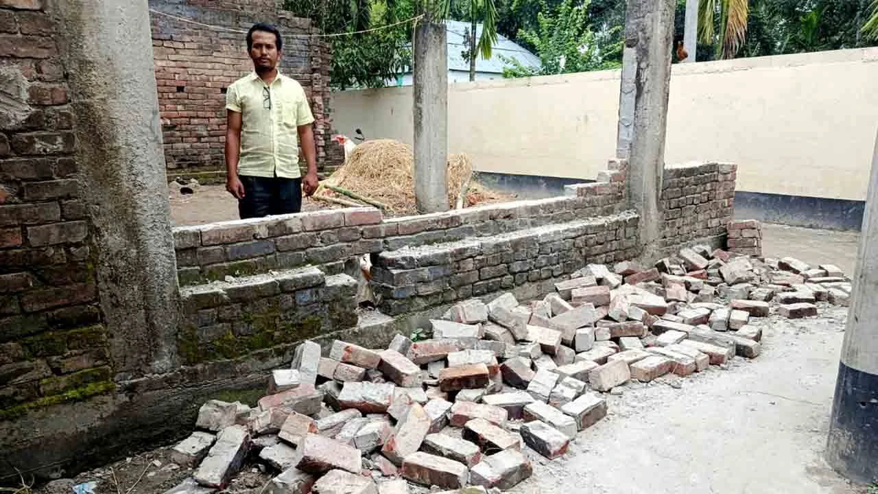 মহাদেবপুরে বাড়িঘরে হামলা, ভাংচুর, লুটপাটের অভিযোগ