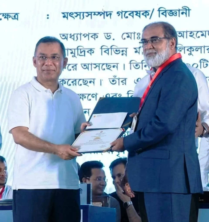 মাছের জিন ব্যাংক স্থাপনে অবদানে জাতীয় মৎস্যপদক পেলেন বাকৃবির অধ্যাপক রফিকুল