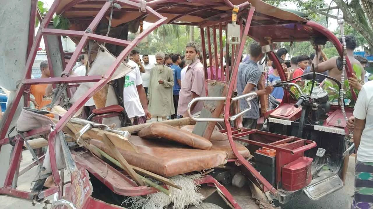 ঠাকুরগাঁওয়ে ট্রাক-অটোরিকশা সংঘর্ষে ৫ শিক্ষার্থীসহ আহত ৬, মহাসড়ক অবরোধ