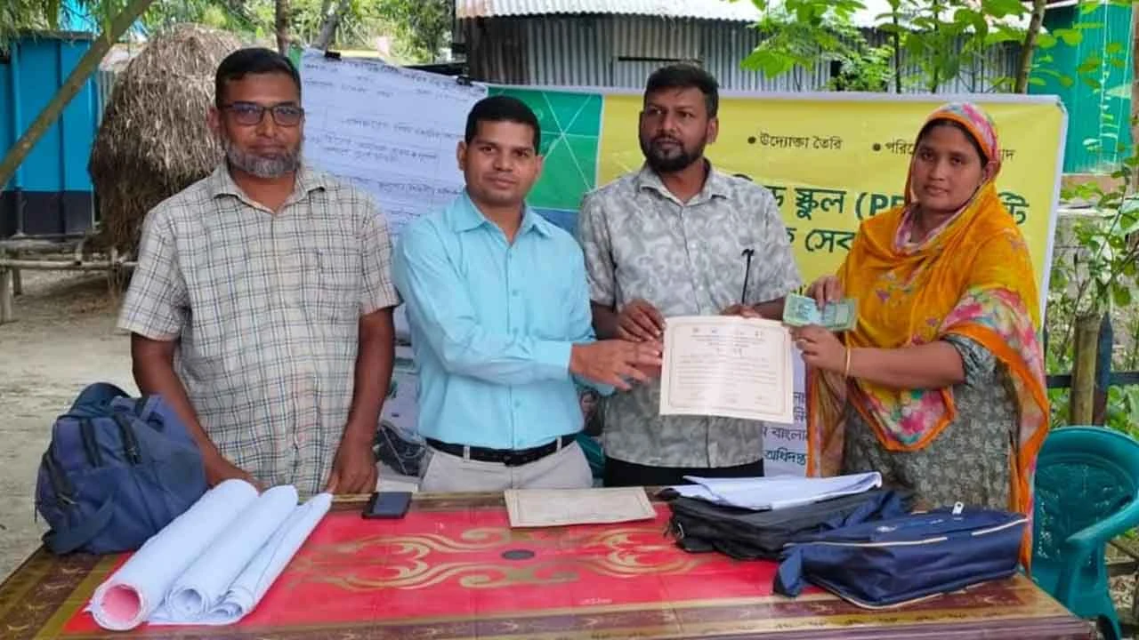 গাইবান্ধায় পার্টনার প্রকল্পের কৃষাণীদের মাঝে সার্টিফিকেট ও অর্থ বিতরণ