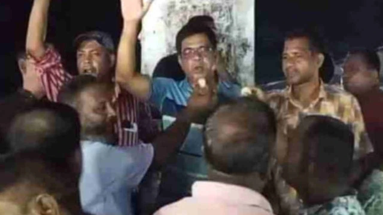 মির্জা ফখরুল ইসলাম আলমগীর রাষ্ট্রপতি নির্বাচিত, আটোয়ারীতে মিষ্টি বিতরণ