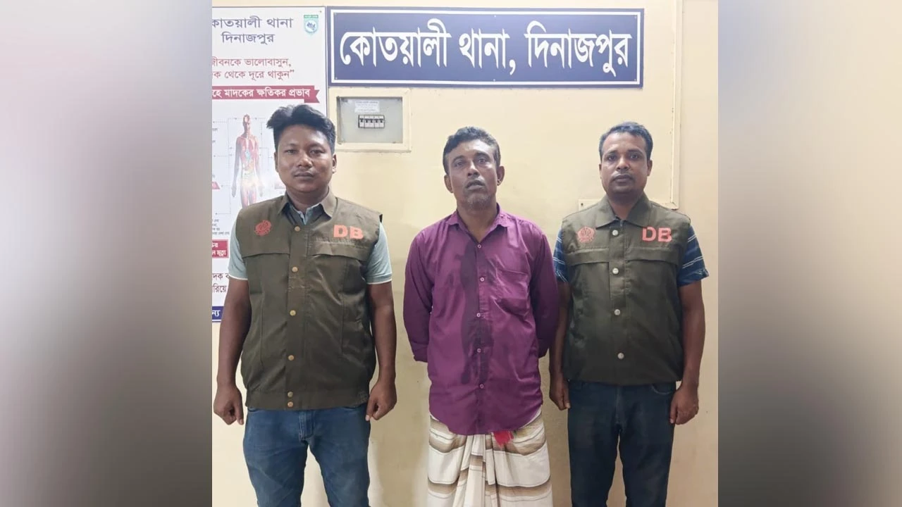 দিনাজপুরে কথিত ডলার প্রতারক গ্রেপ্তার, প্রতারণার অভিনব কৌশলের তথ্য পুলিশের হাতে