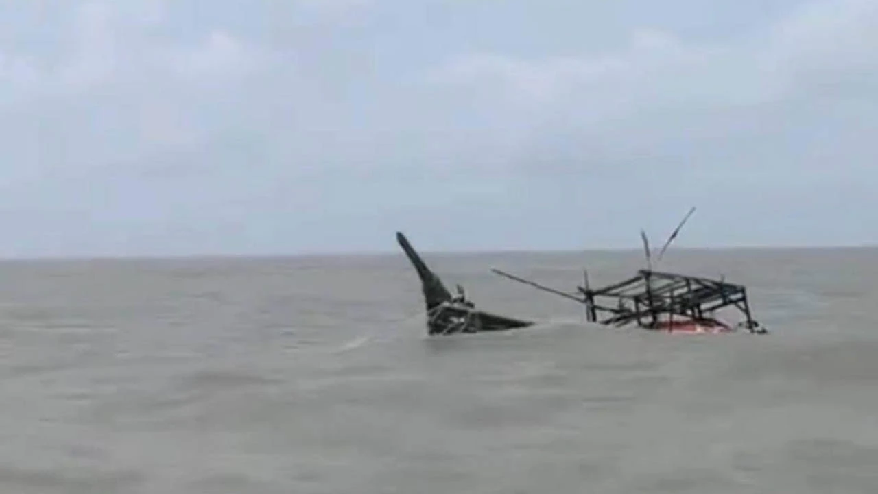 বঙ্গোপসাগরে ট্রলার ডুবে নিখোঁজ ৫