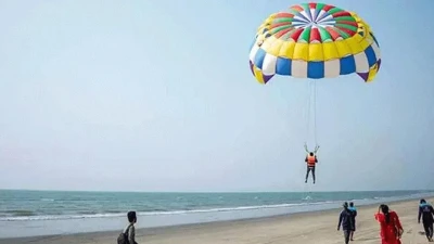 কক্সবাজারে প্যারাসেইলিং থেকে ছিটকে সমুদ্রে পড়ে পর্যটকের মৃত্যু