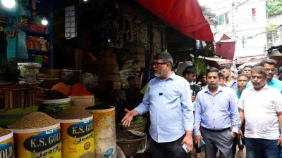 গাঙ্গিনাপাড়ে সড়ক দখল করে ব্যবসা, ময়মনসিংহ সিটি করপোরেশনের অভিযান