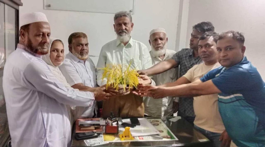 জাতীয়তাবাদী সাংবাদিক ফোরাম কেন্দ্রীয় কমিটির সিনিয়র সহ-সভাপতি ও দৈনিক নওরোজ পত্রিকার সম্পাদক আলহাজ্ব শামসুল হক দুররানীর হাতে ধানের শিষের ছড়া তুলে দিলেন গাজীপুর মহানগর শ্রমিক দলের সাবেক প্রতিষ্ঠাতা সদস্য সচিব মোঃ নজরুল ইসলাম।