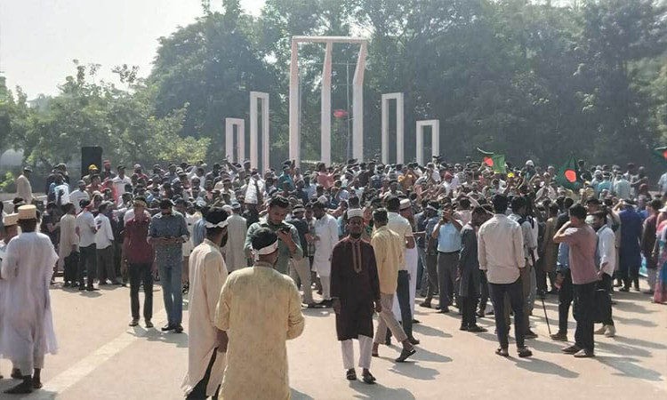 শহীদ মিনারে আজও শিক্ষকদের অবস্থান, দুই উপদেষ্টার পদত্যাগ দাবি