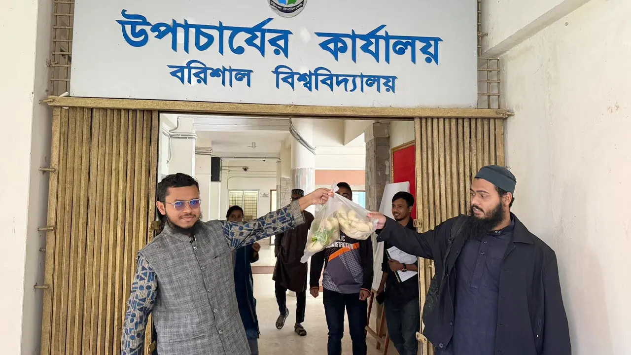 ববি উপাচার্য দপ্তরে ‘মুলা’ ঝুলিয়ে প্রতীকী প্রতিবাদ